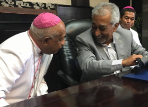 Bispo Diosese Baucau dada lia ho Sekretariu jeral FRETILIN, Dr. Mari Alkatir akompania husi Arse bispo Metropolitan Dili, Dom Virgilio do Carmo iha momentu ruma ba kotuki 