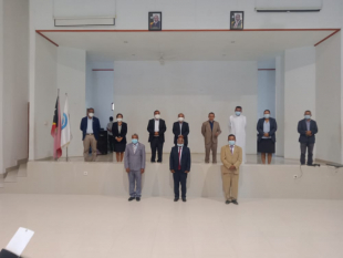 Vise-prezidente Institutu Nasional Formasaun ba Dosente no Profisionál Edukasaun Timor-Leste (INFORDEPE) na’in-3 foto hamutuk ho Ministru Edukasaun Juventude Desportu (MEJD), Armindo Maia hafoin simu pose iha salaun INFORDEPE, Sesta (07/05).