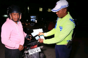 Membru PNTL husi sesaun tranzitu haree Hela dokumentu husi motorizada iha pasa revista ne&#039;ebe hala&#039;o iha area juridisaun Dili. 