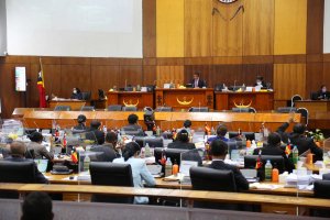 Deputadu sira iha plenaria Parlamentu Nasional momentu liuba.  