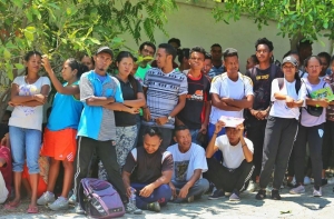 Foin sa&#039;e sira husi Likuisa hein hela atu tuir tes iha salaun SAIM, Likuisa, (09/12)