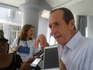 Embaixadór Uniăo Europeira iha TL, Andrew Jacob koalia hela ho média sira hafoun lansa projetu drainajen ba mota Maloa, iha administrasaun munisípiu Dili, sexta (11/12).