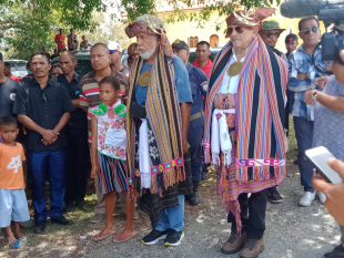 Lider karismatiku Kay Rala Xanana Gusmão ho Eis-Prezidente Republika José Ramos Horta iha roupa Tradisional wainhira simu husi Komunidade suku Grotu, Postu Same Vila, Munisípiu Manufahi (22/9)
