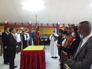 Administradór foun na’in lima ne’ebé tuir hela juramentu iha salaun sentru konvensaun vila antiga Baukau, kuarta (16/02).