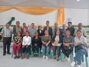 SEKOOP, Elizário Ferreira foto hamutuk ho jestor no membru sira loja do povu hafoin serimonia lansamentu iha Same, (25/05).