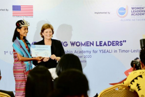 Embaixadora EUA iha Dili, Fitzpatrick entrega sertifikadu ba jovern ida hafoin partisipa iha seminariu kona ba Lideransa Feto loron tolu iha fulan kotuk