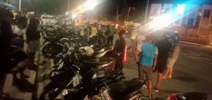 Polisia Nasional Timor-Leste (PNTL) liu-husi unidade tranzitu ne&#039;ebe hala&#039;o hela pasa revista ba dokumentus motor nian ho motor sira ne&#039;ebe prende ona para hela iha portu Dili nia oin, kinta (14/01).