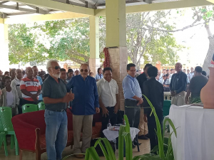 Eis Prezidente da Republika, Dr. Jose Ramos Horta (klaram) hamriik besik eis Prezidente da Republika, Kay rala Xanana Gusmao ho Padre julio Crispin iha seminar loron ida iha Manatuto, Tersa (29/9)