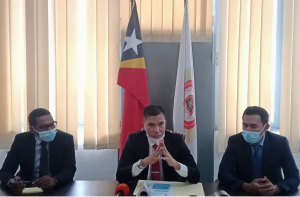 Adjuntu Diretór Nasionál PCIC, Adino Nunes Cabral (klaran), ho ofisiál investigadór na&#039;in-rua, ko&#039;alia hela ho mídia liuhusi konferénsia imprénsa iha sala Auditóriu PCIC, Kaikoli, segunda (13/09).