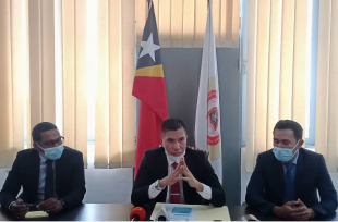 Adjuntu Diretór Nasionál PCIC, Adino Nunes Cabral (klaran), ho ofisiál investigadór na&#039;in-rua, ko&#039;alia hela ho mídia liuhusi konferénsia imprénsa iha sala Auditóriu PCIC, Kaikoli, segunda (13/09).