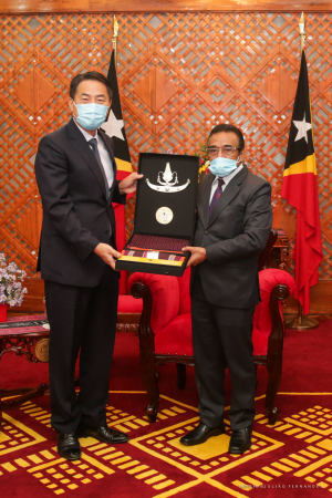 Prezidente Repúblika Francisco Guterres Lú Olo hato’o ninian rekoñesimentu ba esforsu Embaixadór Repúblika Koreia ba Timor-Leste Lee Chin-bun , iha palasiu Prezidensial, bairro Pite Dili (17/11)