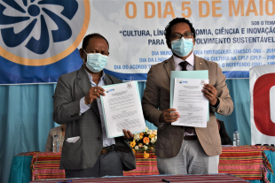 Diretór Jerál Habitasaun no Urbanízmu (DJHU), Roger Tortuliano Belo, ho Reitór Universidade Nasionál Timor-Lorosa’e, João Soares Martins, asina hela akordu.