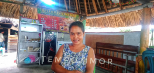 Negosiante Amelia Barros ne&#039;ebé tuur hela iha nia baraka Metila hodi ko&#039;alia ho jornalista www.tempotimor.com kona-ba vizitante ne&#039;ebé laiha hodi hola sira-nia sasan. Kinta (1/4)