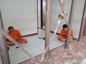 Diretor Jeral Telemor ho Elit Komputer iha hela sela iha Tribunal Distrital Dili antes tuir Julgamento Preliminariu, Sabado (26/11)
