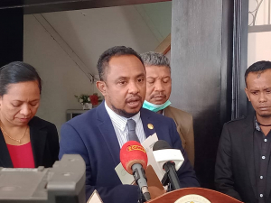 Prezidente Autoridade Rejiaun Administrativu Espesial Oekusse-Ambeno no Zona Ekonomia Espesial Merkadu Sosial (ZEESM) Arsenio Paixão Bano  ko&#039;alia ba Jornalista sira hafoin hasoru malu ho PM Taur Matan Ruak iha Palasiu Governu (7/8)