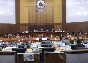 Deputadu sira iha plenária parlamentu nasional momentu balun liuba. 