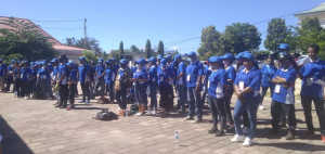 Brigadista sira hamrik hela iha resintu edifísiu STAE Baukau, segunda (18/04).