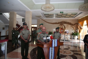 Major Jeneral F-FDTL, Lere Anan timur ko&#039;alia ba jornalista sira iha palasiu Prezidensial ne&#039;ebe akompana husi brigadeiru jeneral nain tolu hanesan Sabika Besi kulit (Liman Lo&#039;os), Falur Rate La&#039;ek (Klaran) ho Aluk Laskati (liman karuk) (7/2)