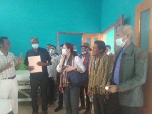 Brigadeiru Jeneral, João Miranda “Aluc” Descartes ho Embaixadora Timor-Leste ba Camberra, Inés Almeida no autoridade CCLN sira halo hela vizita ba sala klinika veteranu David Alex Daitula, sabadu (18/12).