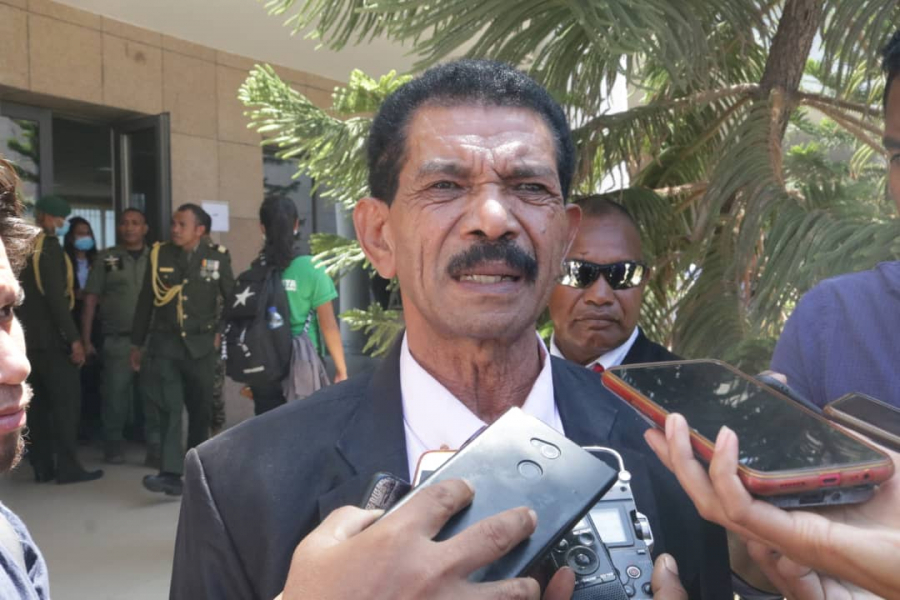 Ministru Asuntu Kombatentes Libertasaun Nasionál (MAKLN) Julio Sarmento &quot;Meta-Mali&quot; Hatán hela jornalista sira-nia perguntas hafoin komemora loron Falintil nian ba dala 45, Kinta (20/08)