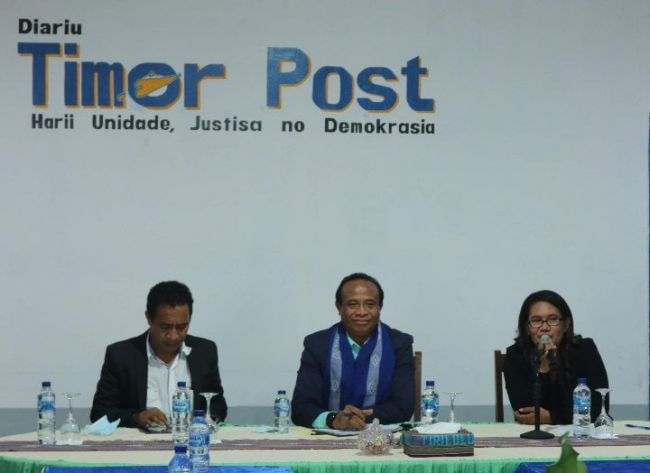 MAPKomS Francisco Martins da Costa Pereira Jeronimo (Klaran) akompana husi Diretora jornal Timor Post, Santina Araujo (liman karuk husi Ministru) no Xefe Gabinete MAPKomS husi liman Karuk durante dada vizita ba edifisiu Timor Post iha Bebora Dili