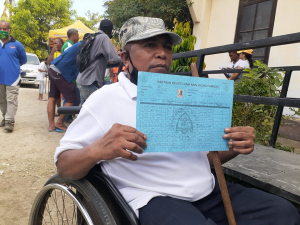 Defisiente António Soares de Deus iha nia kadeira roda hatudu fixa familia ba autoridade sira (9/6)