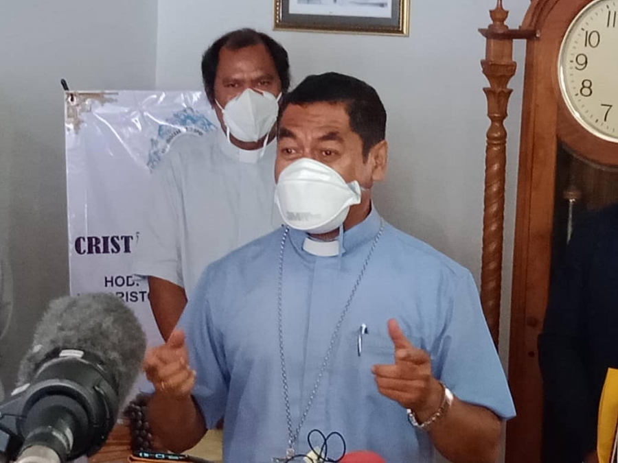  Arsebispo Metropolitanu Dili Dom Vergilio do Carmo da Silva, ko&#039;alia ba jornalista sira hafoin sorumutuk ho PM Taur Matan Ruak iha Episkopal Bidau-Lecidere (28/4)