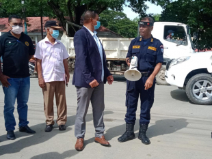 Superintendente Asistente Polisia, Euclides Belo hamutuk ho PA Munisipiu Dili, Gaspar Soares bainhira hamutuk halo sensibilizasaun Covid-19 iha area Dili laran, Kinta (7/01).