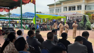 Autoriedade Lokál sira husu hela perguntas ba Prezidente Repúblika (PR) Francisco Guterres Lú Olo iha diálogu aberta entre PR Lú Olo ho povu munisípiu Baukau, Iha Edifisiu Administrasaun Munisipiu Baukau,Kinta (17/12).