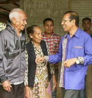 Atual PM Taur Matan Ruak (Liman Los) ho oin midar lolon liman ba saudozu Francisco Loi Kati ne&#039;ebe hatais jaket metan (Karuk)