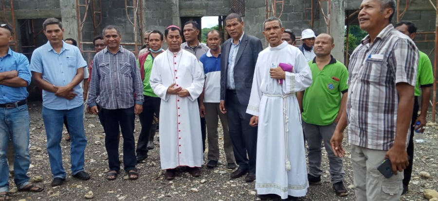 Arsebispu Arkedioseze Metropolitana Dili, Don Virgílio do Carmo da Silva hamutuk antigu Alunus Dom Bosco ho autoridade lokal sira husi Waimori observa hela kontrusaun Kapela foun ne&#039;ebe harii iha Waimori, Domingo (28/2)