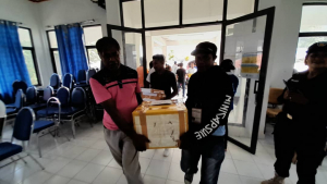 Ekipa STAE Baukau lori hela matérial siensetivu no nonsiensetivu iha salaun apuramentu Baukau, kuarta (13/04).