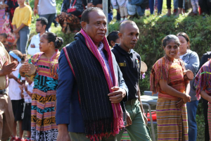 inistru ba Asuntu Parlamentár no Komunikasaun Sosiál (MAPKomS), Francisco Martins da Costa Pereira Jerónimo, halo vizita ba suku Lontas.