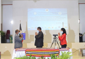 MESSK, Longuinhos dos Santos, akonpanã husi Diretora Ezekutiva FDCH, Leila M.L Cárceres entrega dokumentu bolsu estudu hakbi&#039;it ba reitor UNTL, João Martins iha aula Infordepe Balide, Segunda (17/05).
