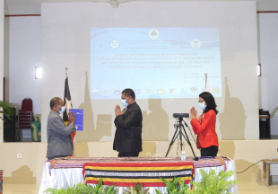 MESSK, Longuinhos dos Santos, akonpanã husi Diretora Ezekutiva FDCH, Leila M.L Cárceres entrega dokumentu bolsu estudu hakbi&#039;it ba reitor UNTL, João Martins iha aula Infordepe Balide, Segunda (17/05).