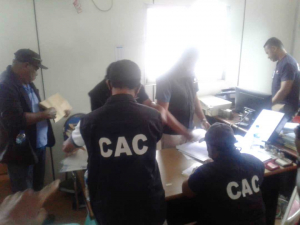 Ekipa KAK halo hela operasaun no identifikasaun dokumentus Ró Tranship II, iha APORTIL, Dili, segunda (16/08).