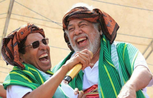 Primeiru Ministru, Taur Matan Ruak se hela mikrofone ba Prezidente Partidu Congresso Nacional de Reconstrução de Timor (CNRT), Kay Rala Xanana Gusmão, iha momentu balun liuba.