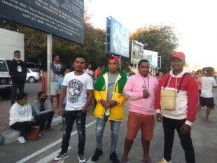 Traballadór timoroan balun ne&#039;ebe ho familia hein iha Aeroportu Internasional Nicolau Lobato, tersa (20/07).