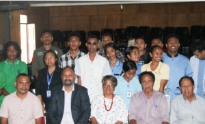 Ekipa husi Universidade Nacional Timor Lorosa’e (UNTL) liliu Gabinete Visereitoria ba Asuntu Estudantís (VRAE) hasai foto hamutuk ho ekipa Ministériu Negósiu Estranjeiru no Kooperasaun (MNEK).