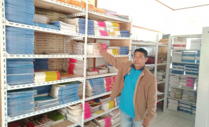 Diretór Eskola EBC vila nova Baukau, Paulino S. Freitas hatudu hela livru manual estudante, tersa (01/02).