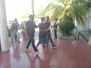 Arguidu MJ ne&#039;ebé uza arma estadu hakotu sidadaun na&#039;in rua nia vida no hakanek na&#039;in ida, sama ona iha varanda Tribunál Distritál Dili (TDD) hodi tuir primeiru interogatóriu. Tersa (08/06). 