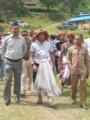 Autoridade lokal no komunidade Suku Bubususi akompaña hela MAPKOMS, Francisco Martins da Costa Pereira Jerónimo la&#039;o ba iha fatin serimónia inaugurasaun iha Suku Bubususu, Postu Administrativu Fatuberliu, Munisípiu Manufahi, kinta (15/12).