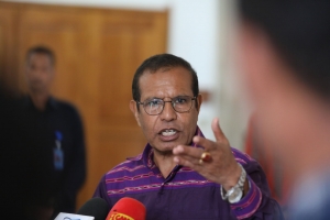Primeiru Ministru Taur Matan Ruak ko&#039;alia ba jornalista sira hafoin sorumutuk ho Prezidente da republika, Dr. francisco Guterres Lu Olo iha palasiu Prezidensial, Dili (27/3)