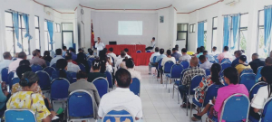 Partisipante husi Munisípiu Vikeke, Lautém,  Manatuto inklui Baukau, partisipa hela sosializasaun  iha salaun apuramentu Baukau, Kuarta (01/02).