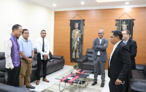 Ministru Obras Públikas (MOP), Abel Pires da Silva, dada lia hela ho Prezidente Konsellu Diretivu Banku Nasionál Komérsiu Timor-Leste (BNCTL), António Francisco Vitór, ho ekípa sira.
