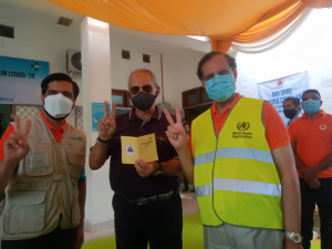 Eis Prezidenti Repúblika, José Ramos Horta foto hamutuk ho pesoal sira organizasaun mundial Saúde (OMS) hafoin remata vasina Covid-19 iha Klinika Formoza Bairu dos Grillos Dili, Kuarta (07/04). 