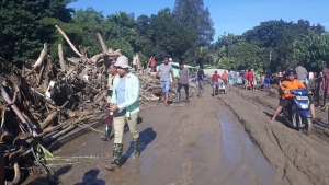 Ministru Obras Publikas Hamutuk ho ekipa serbisu hela iha ponte Taibese