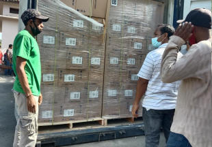 Ekipa tékniku Eletrisidade Timor-Leste, empreza públika (EDTL, ep) haree hela kontadór hamutuk rihun-120-resin iha kontetór laran.