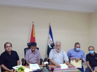 Sekretariu Jeral Interinu CNRT, Jacinto Rigoberto tuur husi liman loos besik Prezidente CNRT Kay Rala Xanana Dusmao, durante konferensia Imprensa iha sede Partidu iha bairro dos Grilos Dili (23/5)