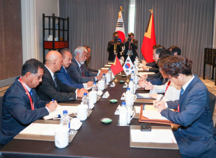 Primeiru Ministru (PM), Kay Rala Xanana Gusmão, ho ekipa hala’o enkontru ho Primeiru Ministru Koreia Súl, Han Duck-Soo. 